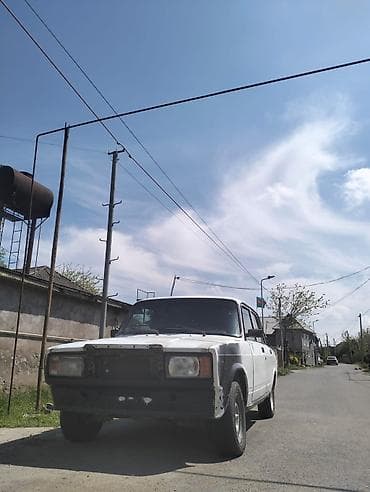 VAZ 2107 sedan - Kuzov: ağ rəng, 4 qapı. Ön tərəfdə barmaqlıq və
