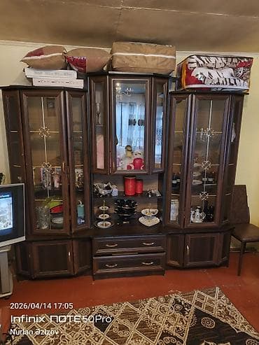 metbex mebelleri ve qiymetleri: Qonaq otağı üçün vitrinalı divan-stenka - Klassik üslubda, tünd — 1