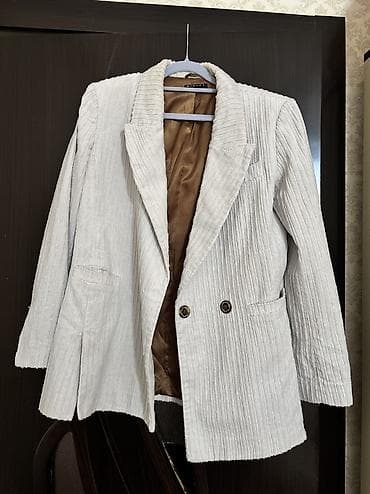 Pencək
Firma-SISLEY
2-3 dəfə geynilib
Qiymət-25 manat — 2