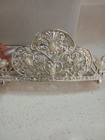 qadinlar ucun en gozel hediyyeler: Tezedi qutusunda coxdan alinib uzərində mirvari ve xirda qaś var Cox — 3