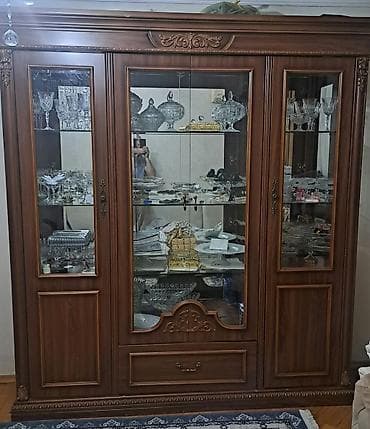 bufet: Klassik üslubda vitrini olan ağac bufet/dolap. - Material: təbii ağac — 1