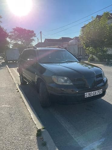 Mitsubishi Outlander, qara rəng, 5 qapılı krossover/SUV