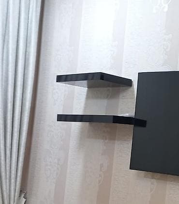 Düz TV altlığı, Polkalı, Laminat