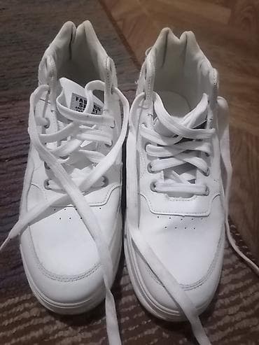 omega saat: Ağ rəngli yüksək boğazlı idman ayaqqabısı - Üslub — 2