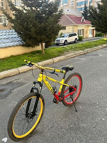 Sarı rəngli, disk əyləcli dağ velosipedi. Bu velosiped möhkəm metal