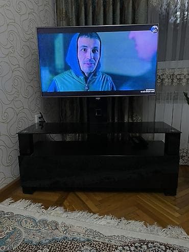 Düz TV altlığı, Polkalı, Şüşəli