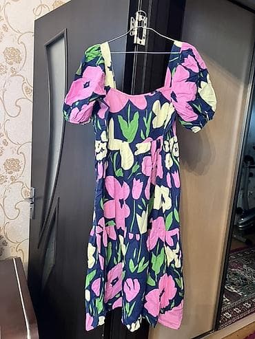 Rəngarəng çiçək naxışlı qadın donu - Model: kvadrat dekolteli, qısa