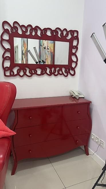 kreslo: Qırmızı salon dəsti – 2 ədəd iri kreslo, 1 ədəd 3 çekmecəli komod və — 4