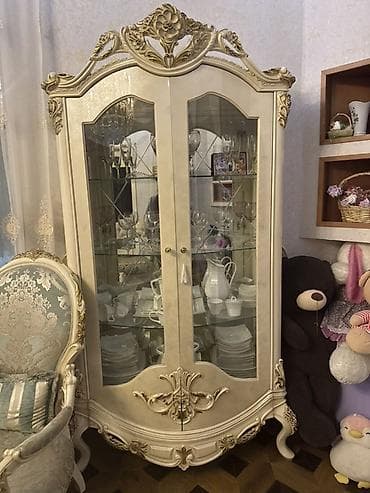 Moyka avadanlığı: Klassik barokko üslubunda vitrinqabı - Material: ağac karkas, şüşə — 1