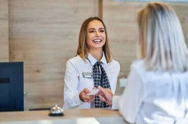 rengsaz is elanlari: Hostes, qeydiyyatçı tələb olunur, İstənilən yaş, 1-2 illik təcrübə — 1