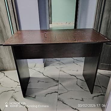 Sadə dizayna malik iş/oxu masası - Rəng: tünd qəhvəyi (ağac naxışlı