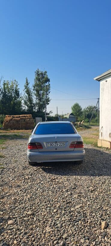 e 190 mercedes: Mercedes-Benz E 220: 2.2 l | 2000 il Sedan — 4