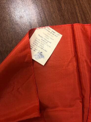 qizil onluq qiymeti: Pioner qalustuku nishani ve papaq desti 50 manat . Qalustuk 10 manat — 12