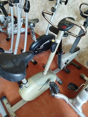 velsiped: İdman zalı üçün stasionar velosiped. Üzərində məlumatları göstərən — 1