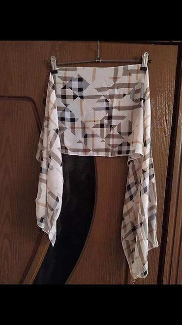 2023 paltar modelleri: Qadın geyim dəsti – 4 ədəd 1) Şal/şərf: Ağ fon üzərində bej, qara və — 1