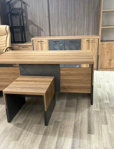 Ofis masaları: Ofis mebel dəsti Tərkib: - İş masası: ağ üst səth, qara metal karkas; — 8