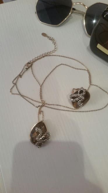 paxlava üzüklər: Bijuteriya. Uzuk ve seple kulon iri qaşın üstündə ilan — 1