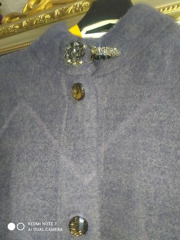 женские шапки из мериноса: Qadın palto - Rəng: ön hissə tünd bənövşəyi/boz-alt tonlarda, arxa — 2