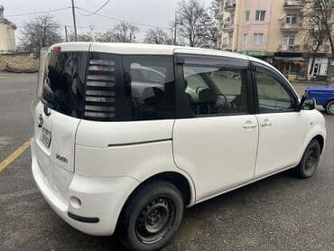Aksesuarlar və tüninq: Toyota Sienta, ağ rəng, 5 qapı, miniven kuzov. Kompakt ölçü və geniş — 6