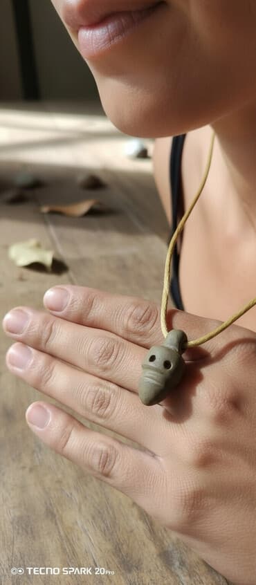 altı qırmızı ayaqqabı: Əl işi boyunbağı asılqanı - Material: keramika/təbiyi çay daşı — 1