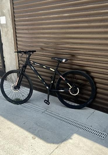 bmw velosiped: Şəhər/trek tipli velosiped – mat qara rəng, stikerli dizayn — 2