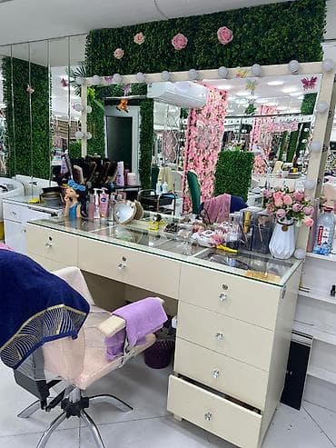 Salon güzgüsü yaxşı vəziyyətdə. En 156, derinlik 48, hündürlük 178