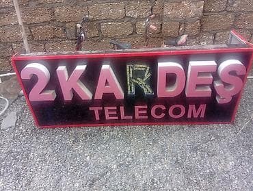“2 KARDEŞ TELECOM” işıqlandırılan vitrin lövhəsi - Ön panel: qara fon