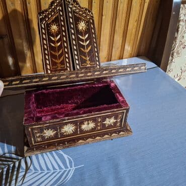 Mücrü Zinət əşyaları üçün, Taxta