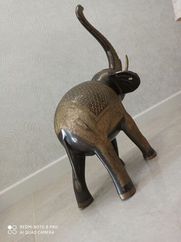 1 dollar qiyməti: Qedimi Fil latundan, çekisi agirdir. Ölcusu 50x 61sm, çekisi 4.5 — 3