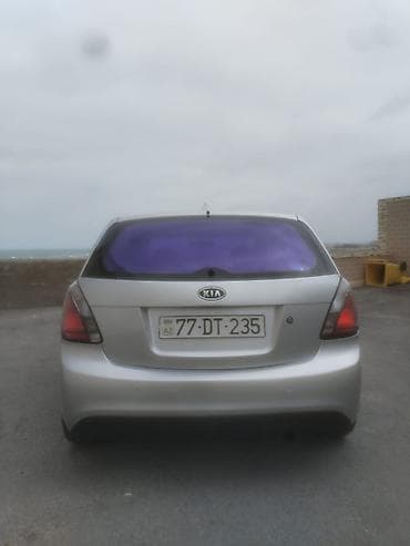 ucuz kamazlar: Kia Rio hatchback, gümüşü rəng. - Kuzov: 5 qapılı hatchback, arxa — 3