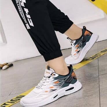 красофкалар мужской: Ağ və boz rənglərdə olan bu idman ayaqqabıları rahatlıq və dəbə uyğun — 4