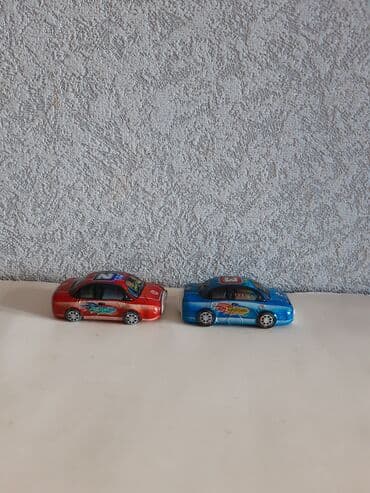 2 ədəd oyuncaq maşın dəsti. Plasmastdı. İki ədədi birlikdə 1