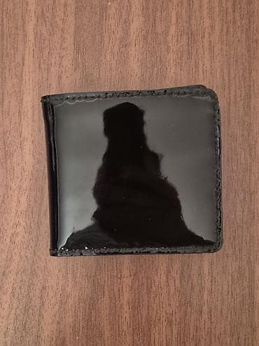 Qara rəngli kişi cüzdanı - Material: parlaq (laklı) səthli süni dəri