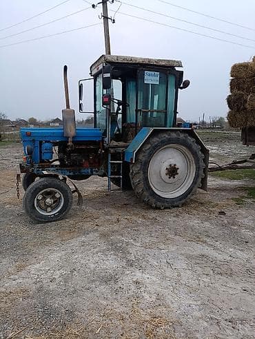 vaz 2107 diferi: Mavi rəngli təkərli kənd təsərrüfatı traktoru. - Tam qapalı kabin: ön — 1