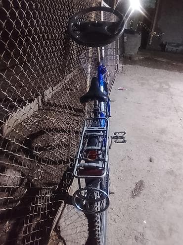 usaq velosipet: Mavi rəngli velosiped, ön hissədə səbəti və arxa hissədə baqaj yeri — 5