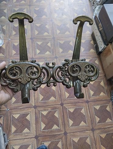 Məhsul təsviri: 1) Bəzəkli divar asqısı – döküm metaldan hazırlanmış