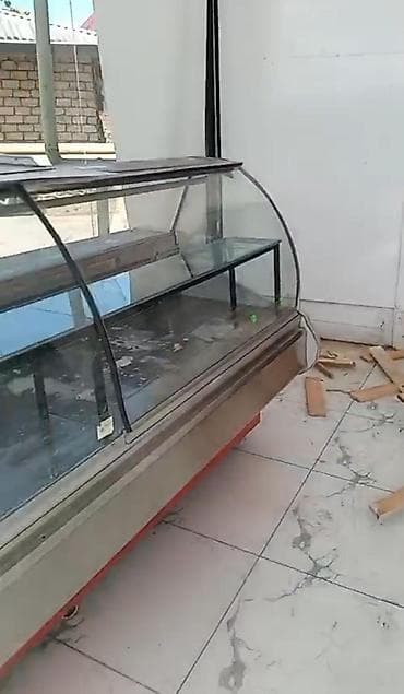 Soyuducu vitrini ölçü. 2.50 sm Qiymət 600 azn satılır ! Qarşıdan