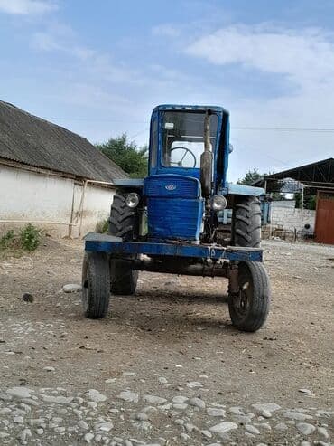 Mavi rəngli təkərli traktor - Ön kabinli, metal karkaslı, geniş