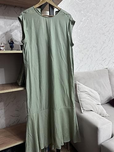 Toy paltarları və aksesuarları: Zeytun-yaşıl rəngdə uzun paltar
 Standartı beden, yenidir — 2