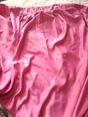 Məhsul: Parça – tünd çəhrayı rəngdə pərdə. yumşaq və parıltılı səthli