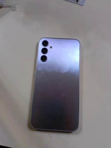 Audio: Smartfon – gümüş rəngli korpus, üçlü arxa kamera və damcı formalı ön — 3