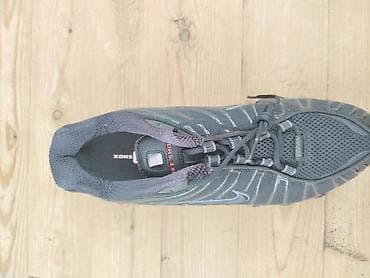 nike şalvar: Nike Shox idman ayaqqabısı – tam qara rəngdə, klassik Swoosh loqolu — 2