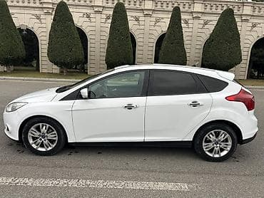 passat cc necə maşındır: Ford Focus – ağ rəng, sedan/hatçbek kuzov (arxa lövhədən Focus yazısı — 5