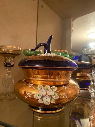 Gence şeherindedir . 30 manat Qedimi qabdır !Qızılı rəngli, üzərində