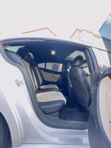 фольксваген пассат сс: Volkswagen CC, ağ kuzov və açıq rəngli-süet/deri kombinasiyalı salon — 11