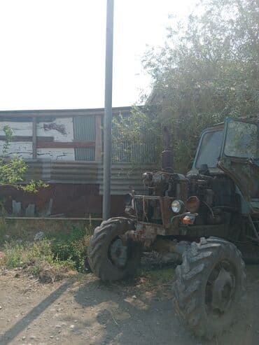 traktor altlıqlı qara qadın bosonojkaları: Kənd təsərrüfatı işləri üçün nəzərdə tutulmuş traktor. Geniş təkərlərə — 1