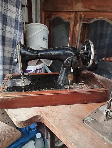 Mexaniki tikiş maşını – əl fırladan volantlı, taxta əsaslı klassik