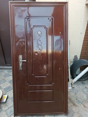 Alçipan: Metall giriş qapısı - Material: rənglənmiş metal səth, relyefli dekor — 1