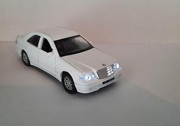 suktur: Ağ rəngli sedan model avtomobil – kolleksiya üçün oyuncaq - Miqyas — 2