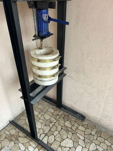 Döşəmə: Metal konstruksiyalı hidravlik press. Qara rəngli möhkəm metal — 2